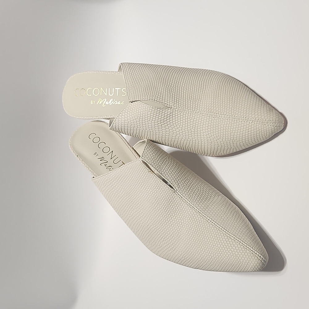 Coconuts by Matisse Women's Cream Textured Mules - Picture 6 of 8